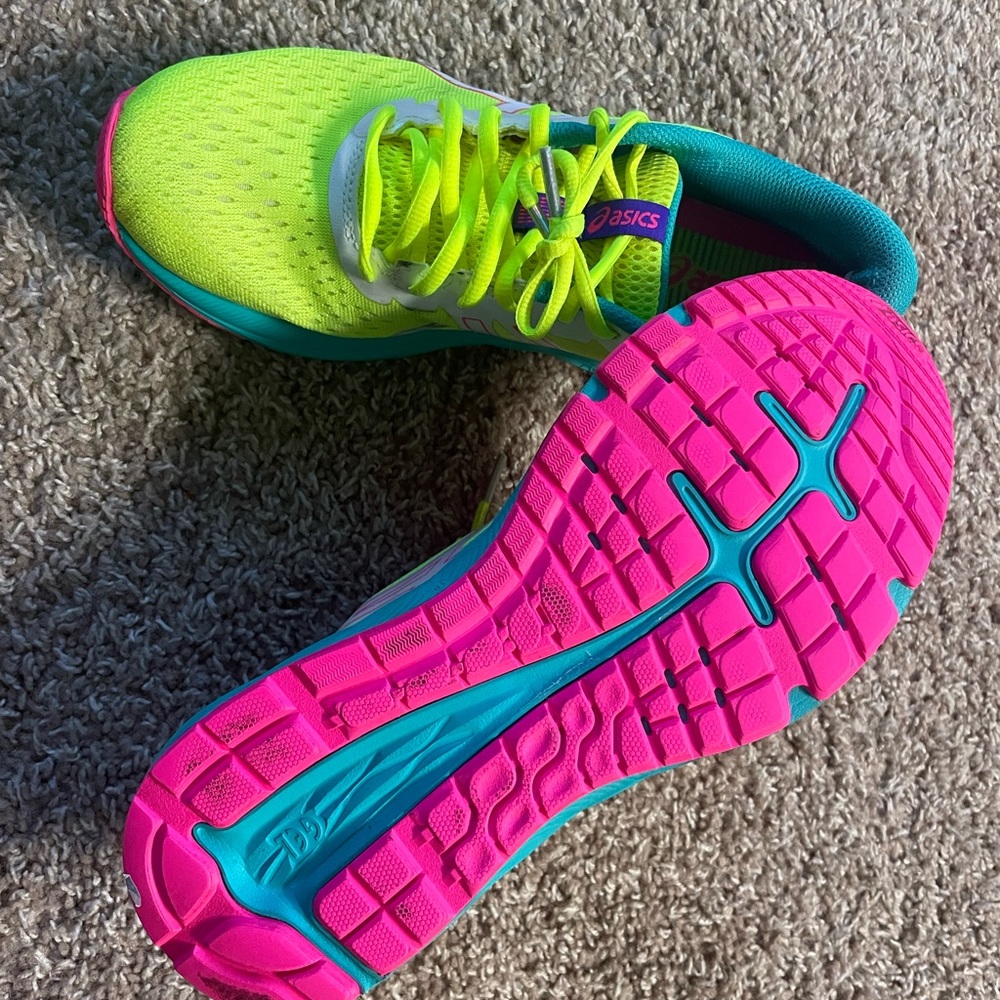 ASICS women’s running shoes, Size 9.5, Gel Excite 7